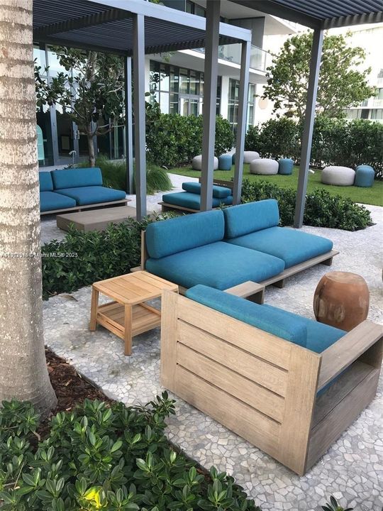 For Rent: $4,450 (1 beds, 1 baths, 706 Square Feet)