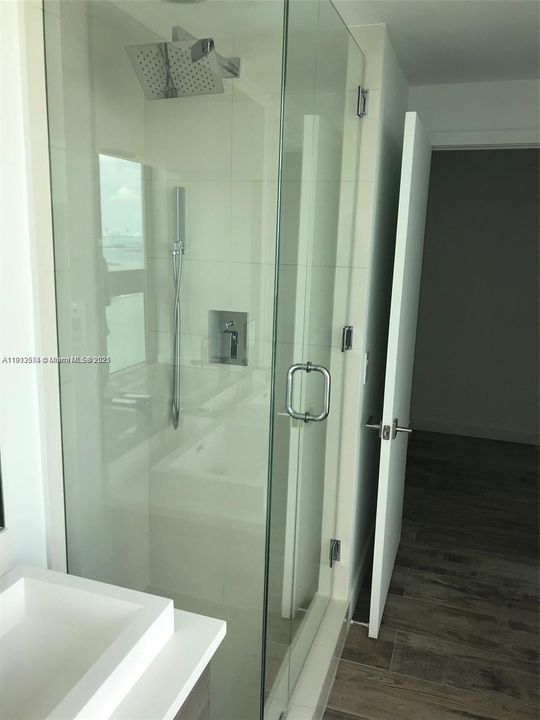 For Rent: $4,450 (1 beds, 1 baths, 706 Square Feet)