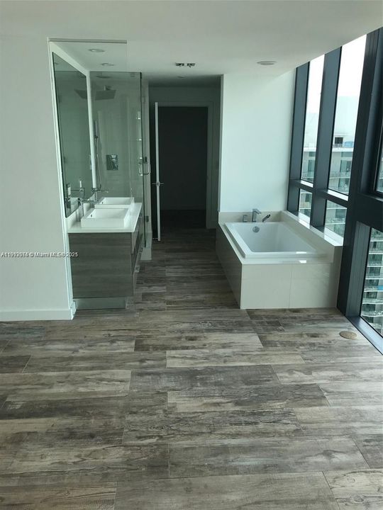 For Rent: $4,450 (1 beds, 1 baths, 706 Square Feet)