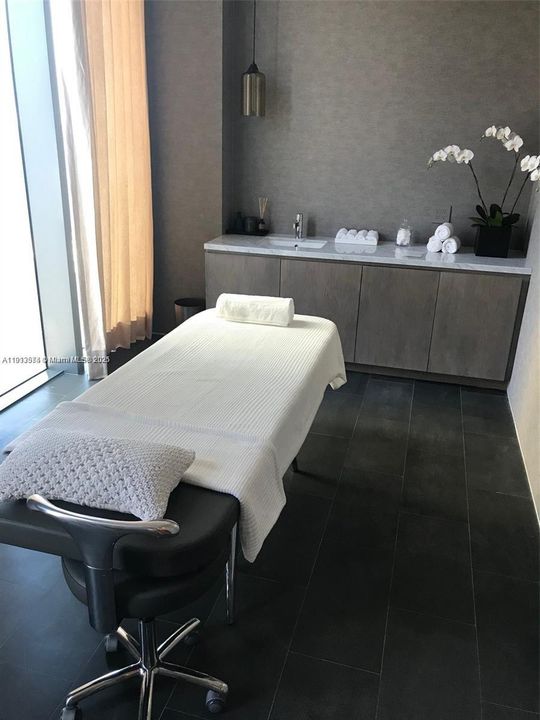 For Rent: $4,450 (1 beds, 1 baths, 706 Square Feet)