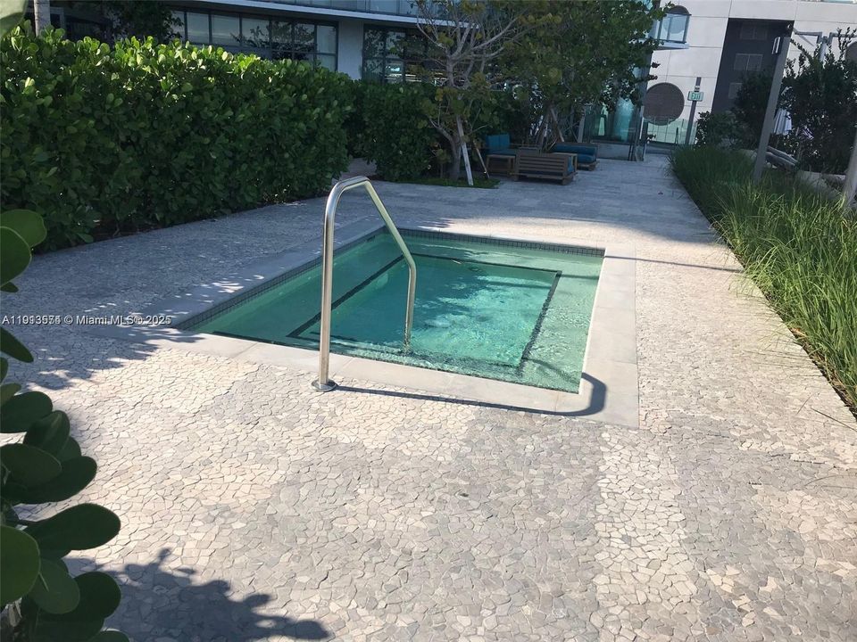 For Rent: $4,450 (1 beds, 1 baths, 706 Square Feet)