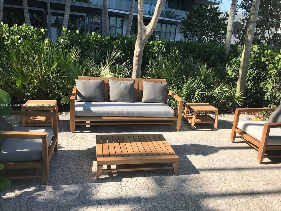 For Rent: $4,450 (1 beds, 1 baths, 706 Square Feet)