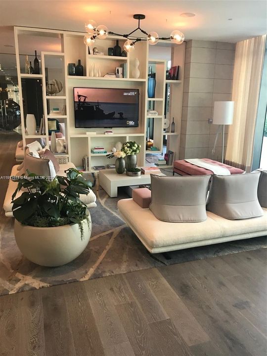 For Rent: $4,450 (1 beds, 1 baths, 706 Square Feet)