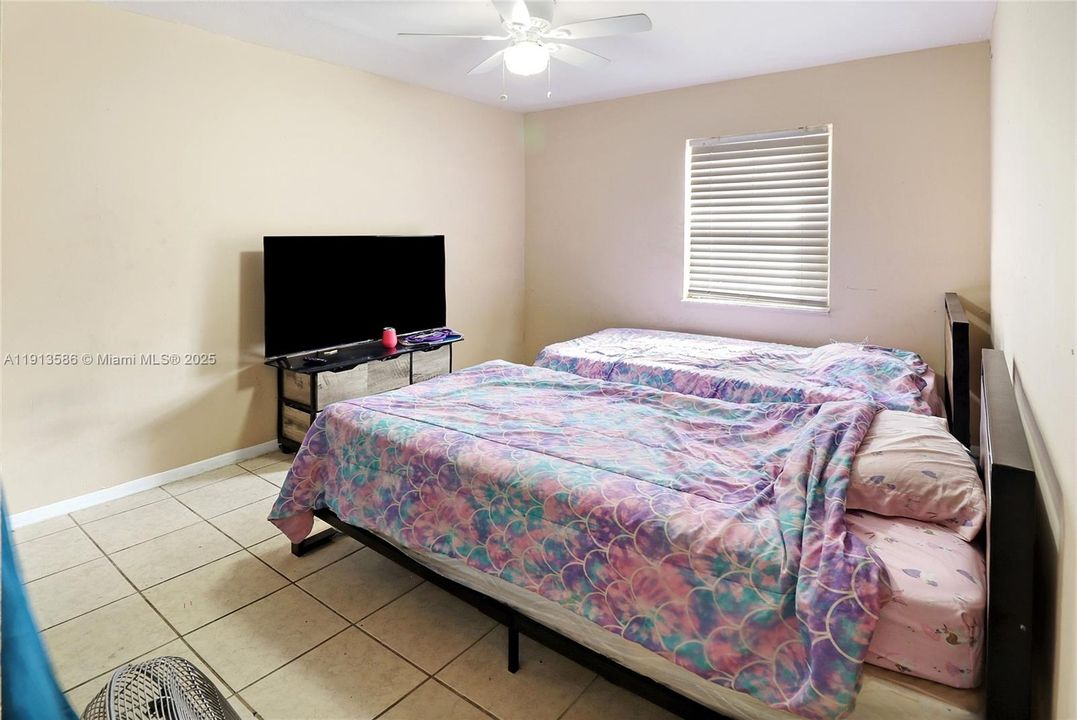 En Venta: $315,000 (4 camas, 2 baños, 1542 Pies cuadrados)