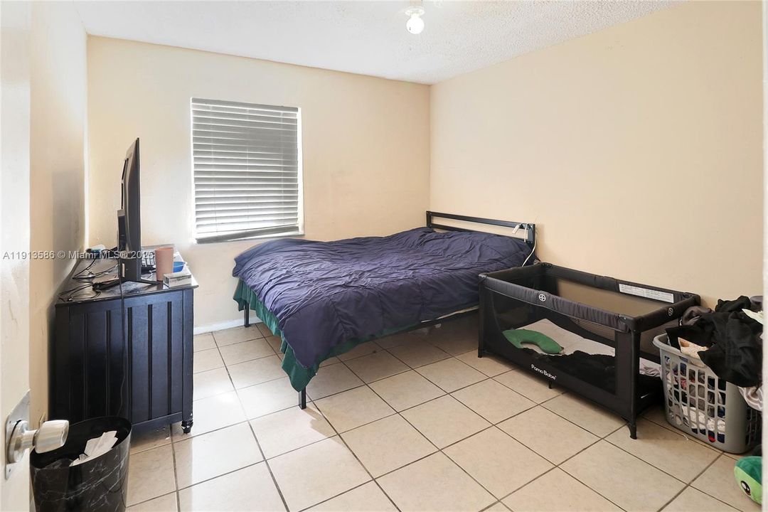 En Venta: $315,000 (4 camas, 2 baños, 1542 Pies cuadrados)