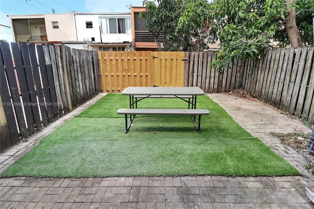 En Venta: $315,000 (4 camas, 2 baños, 1542 Pies cuadrados)