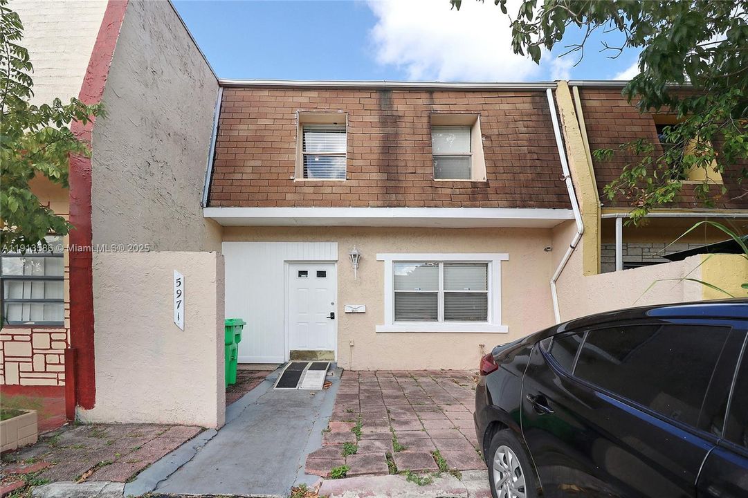 En Venta: $315,000 (4 camas, 2 baños, 1542 Pies cuadrados)