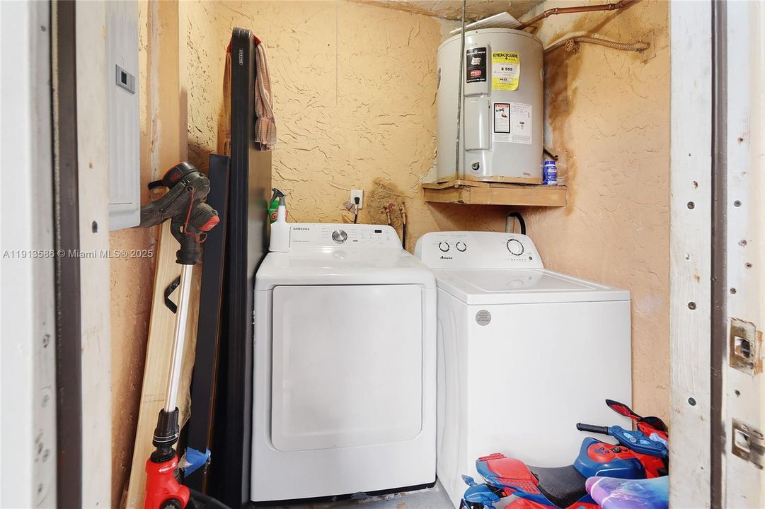 En Venta: $315,000 (4 camas, 2 baños, 1542 Pies cuadrados)