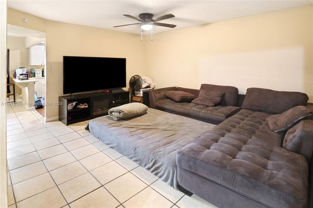 En Venta: $315,000 (4 camas, 2 baños, 1542 Pies cuadrados)