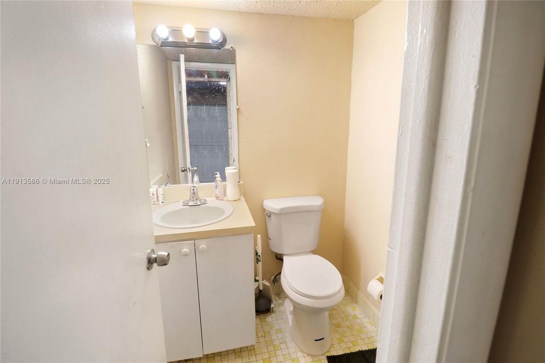 En Venta: $315,000 (4 camas, 2 baños, 1542 Pies cuadrados)