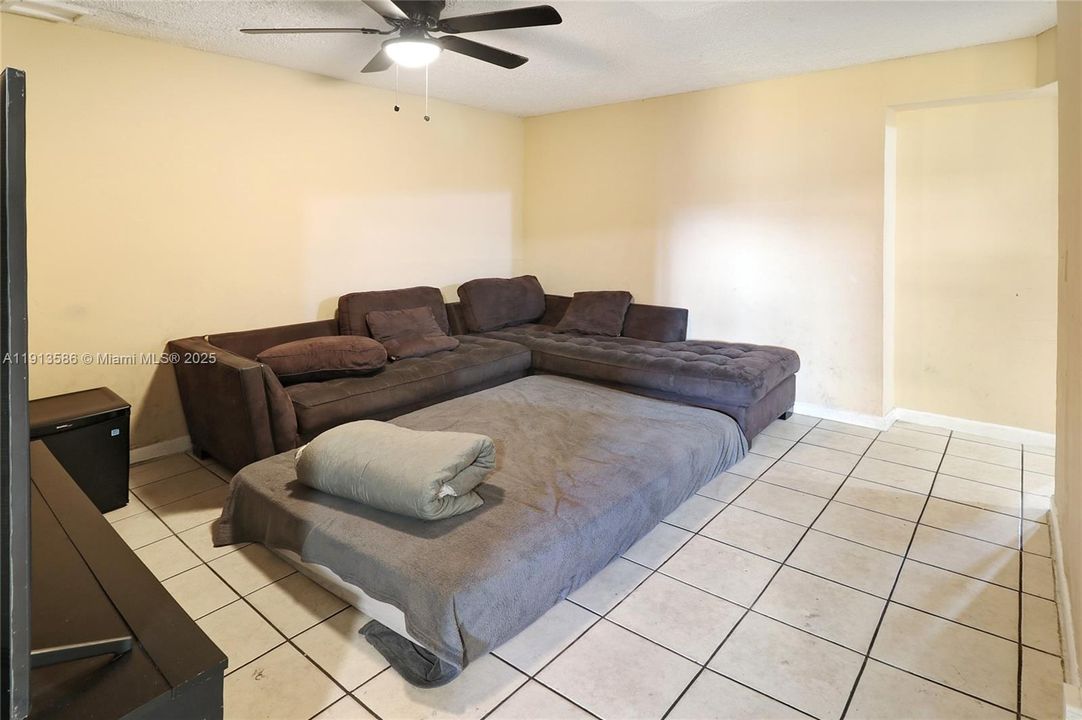 En Venta: $315,000 (4 camas, 2 baños, 1542 Pies cuadrados)