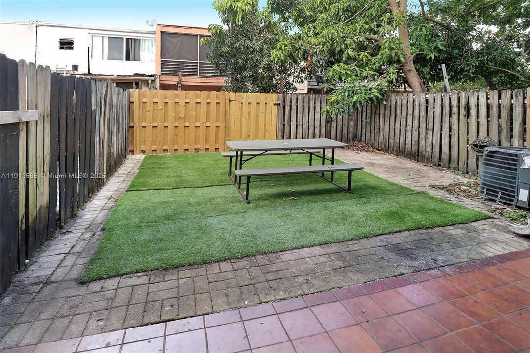 En Venta: $315,000 (4 camas, 2 baños, 1542 Pies cuadrados)