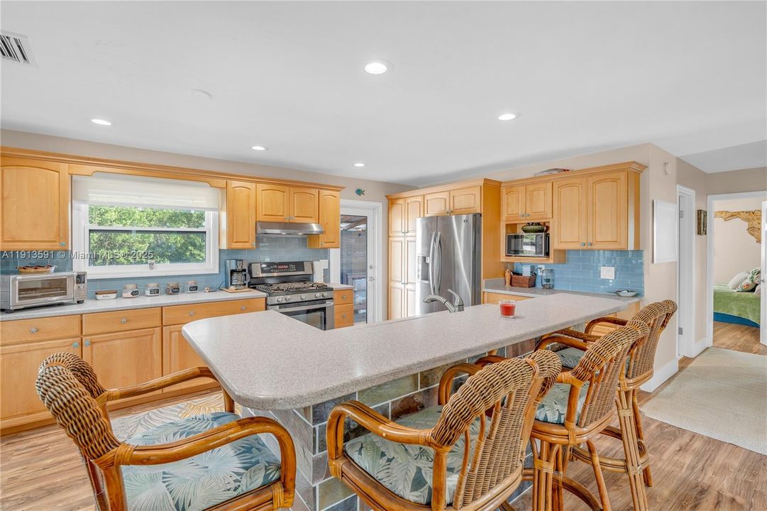 For Sale: $1,089,000 (2 beds, 1 baths, 1056 Square Feet)