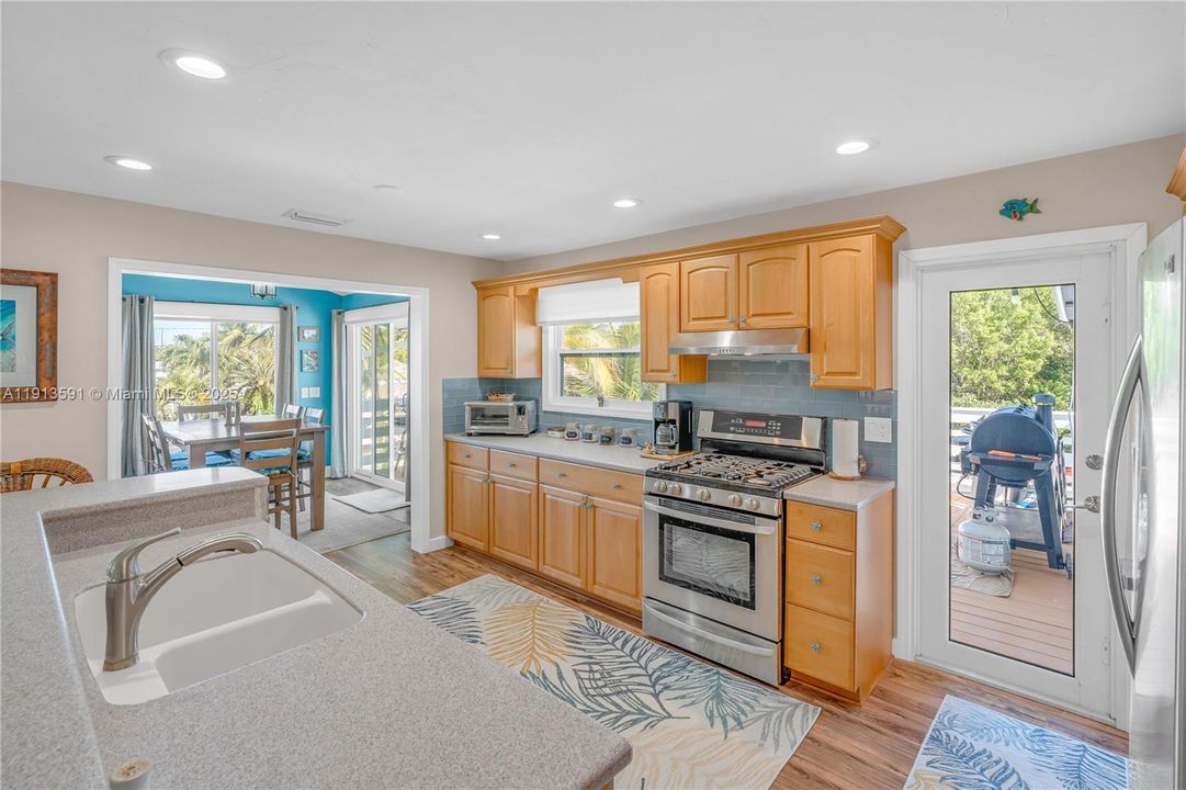 For Sale: $1,089,000 (2 beds, 1 baths, 1056 Square Feet)