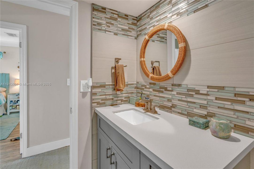 For Sale: $1,089,000 (2 beds, 1 baths, 1056 Square Feet)