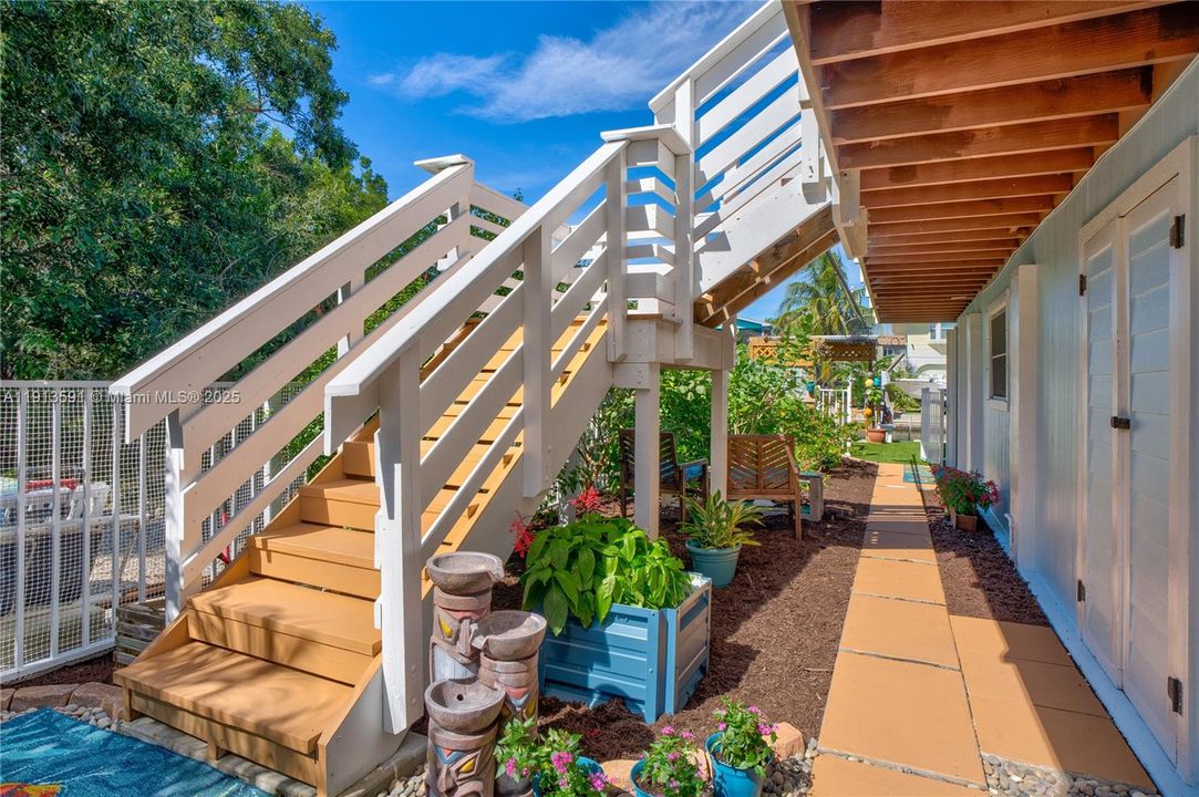 For Sale: $1,089,000 (2 beds, 1 baths, 1056 Square Feet)