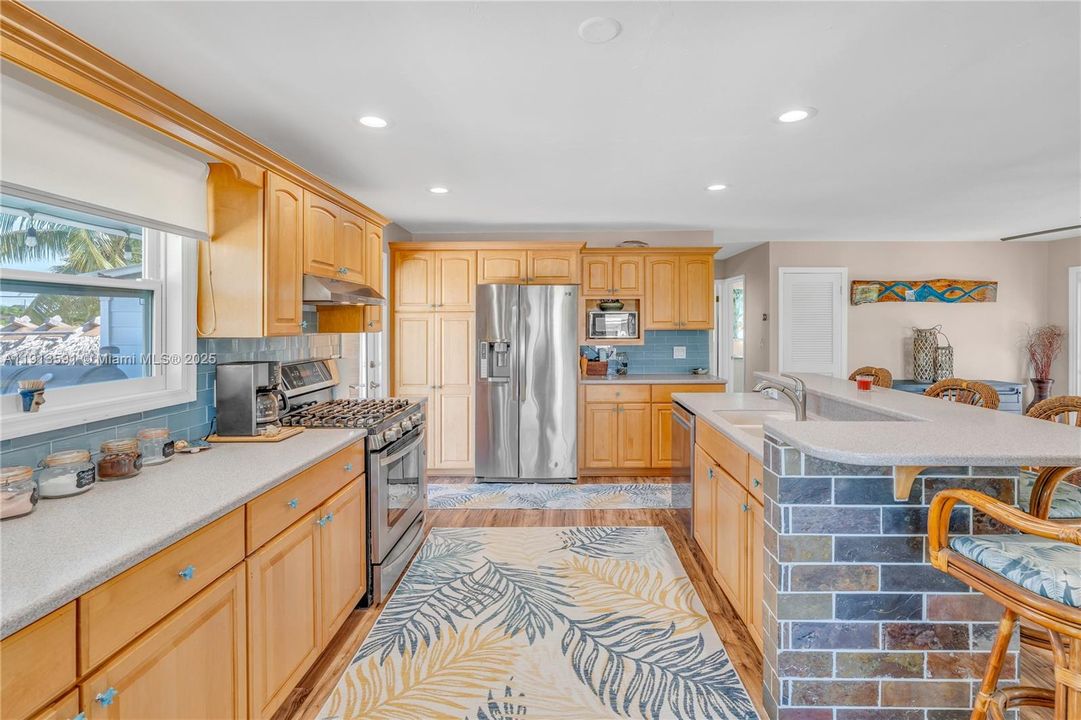 For Sale: $1,089,000 (2 beds, 1 baths, 1056 Square Feet)