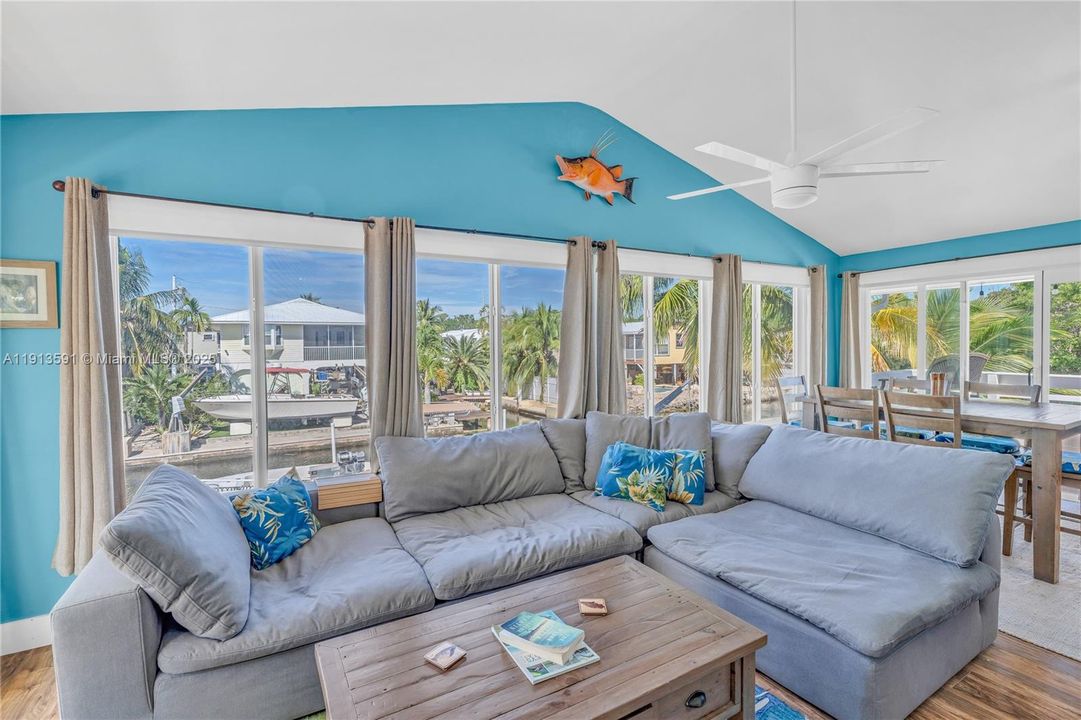 For Sale: $1,089,000 (2 beds, 1 baths, 1056 Square Feet)