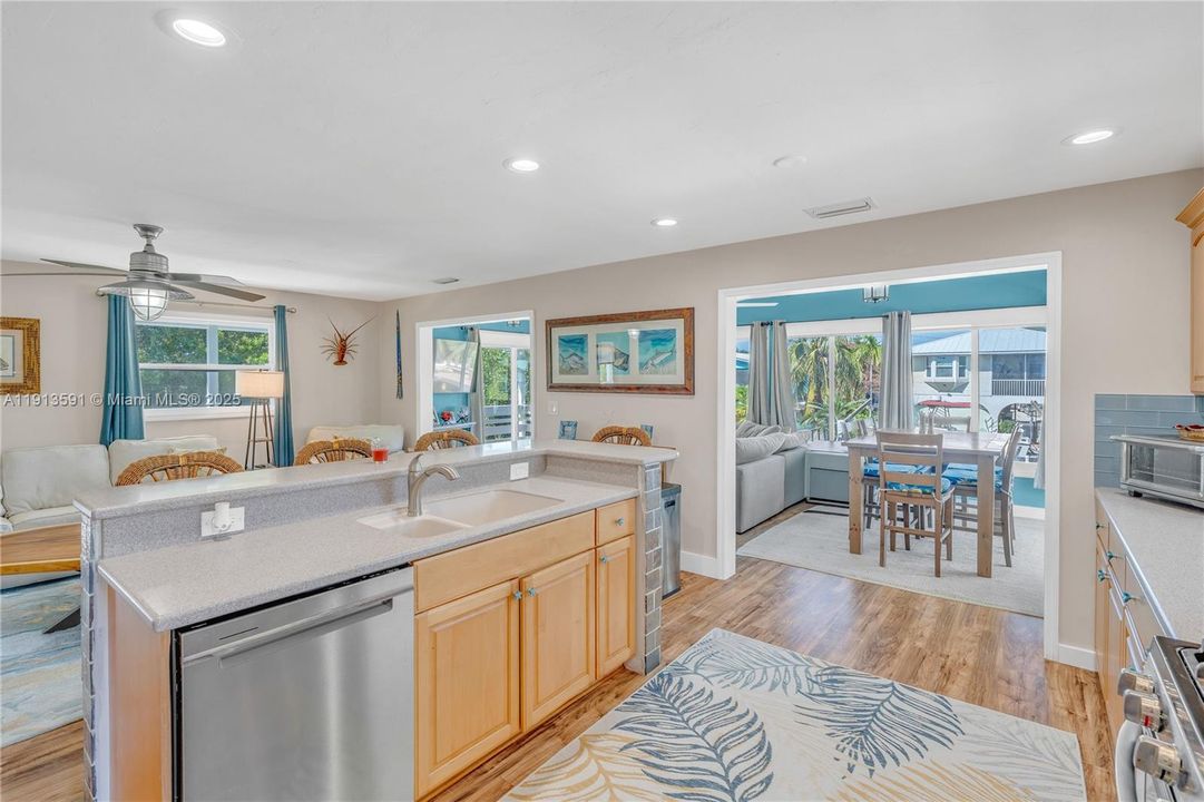 For Sale: $1,089,000 (2 beds, 1 baths, 1056 Square Feet)