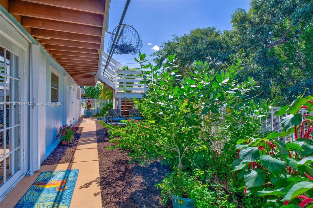 For Sale: $1,089,000 (2 beds, 1 baths, 1056 Square Feet)