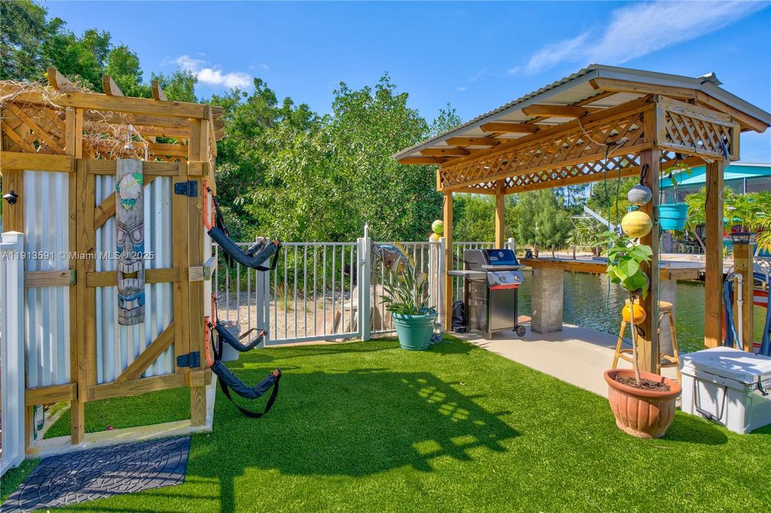 For Sale: $1,089,000 (2 beds, 1 baths, 1056 Square Feet)