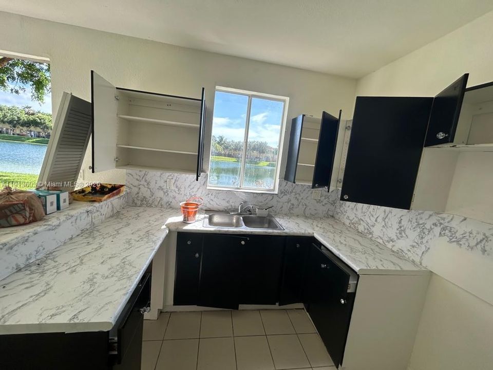 В аренду: $2,200 (3 спален, 2 ванн, 1302 Квадратных фут)