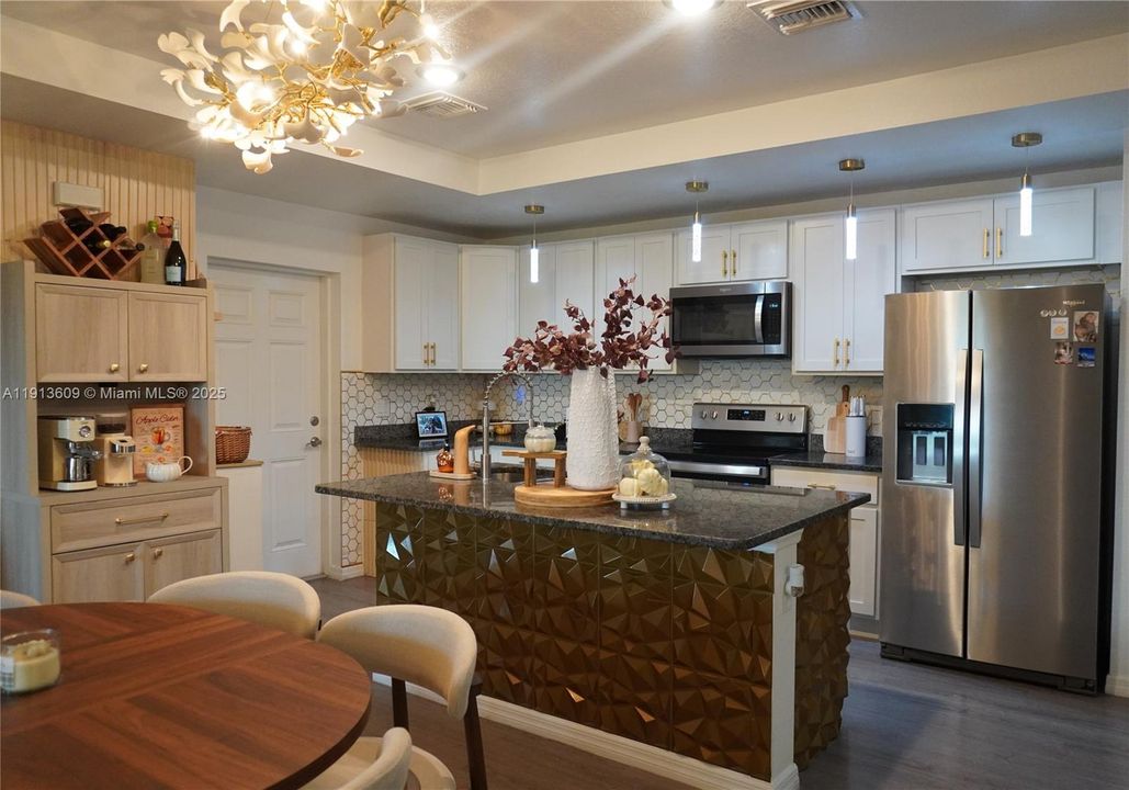 На продажу: $322,800 (3 спален, 2 ванн, 1407 Квадратных фут)