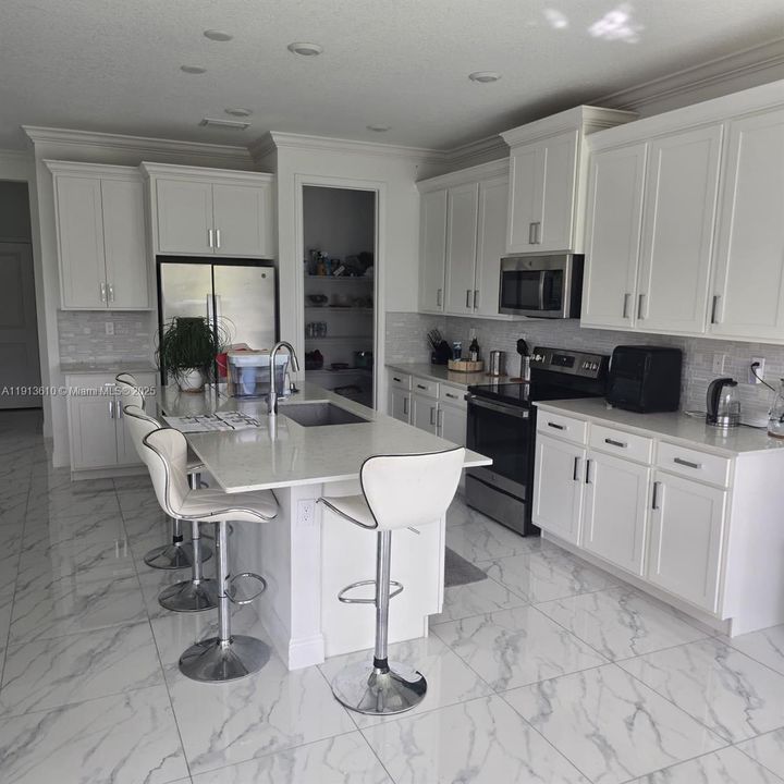 En Venta: $750,000 (5 camas, 3 baños, 2604 Pies cuadrados)