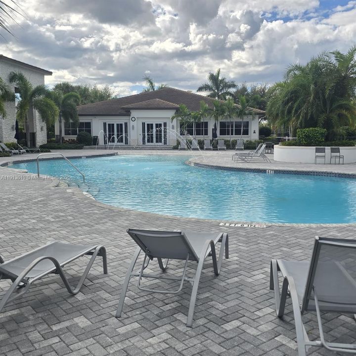 En Venta: $750,000 (5 camas, 3 baños, 2604 Pies cuadrados)