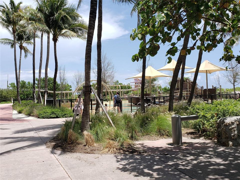 For Sale: $825,000 (1 beds, 1 baths, 818 Square Feet)