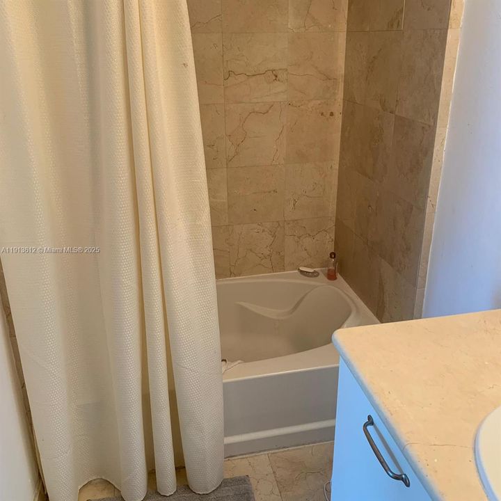 For Sale: $825,000 (1 beds, 1 baths, 818 Square Feet)