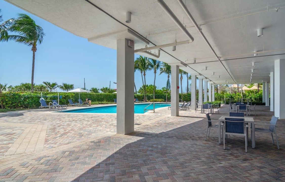 For Sale: $825,000 (1 beds, 1 baths, 818 Square Feet)