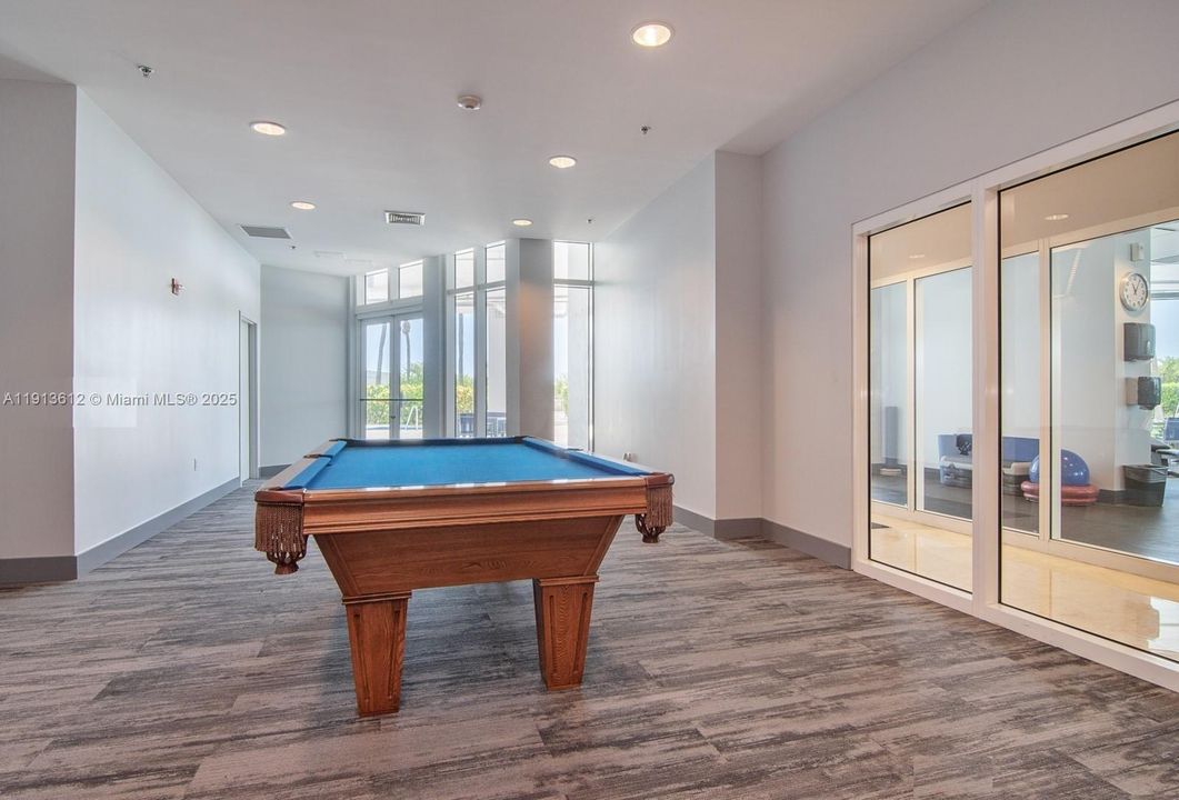 For Sale: $825,000 (1 beds, 1 baths, 818 Square Feet)