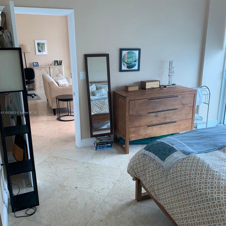 For Sale: $825,000 (1 beds, 1 baths, 818 Square Feet)