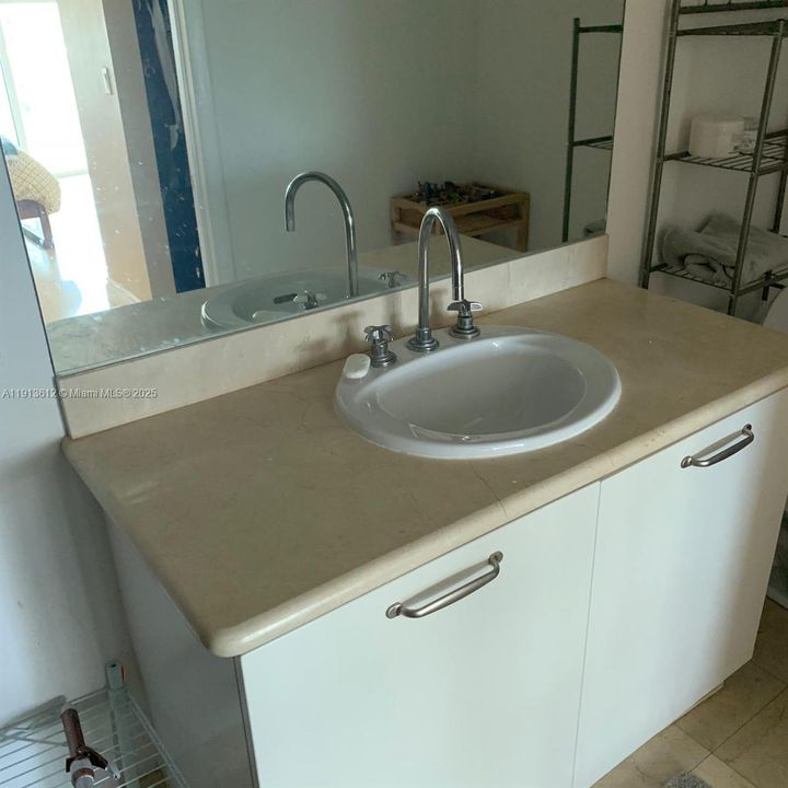 For Sale: $825,000 (1 beds, 1 baths, 818 Square Feet)