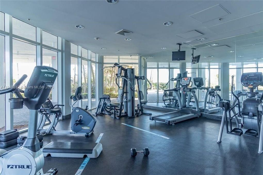 For Sale: $825,000 (1 beds, 1 baths, 818 Square Feet)