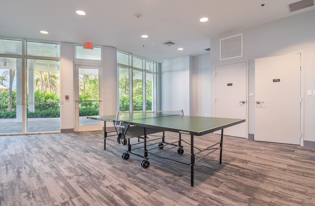 For Sale: $825,000 (1 beds, 1 baths, 818 Square Feet)