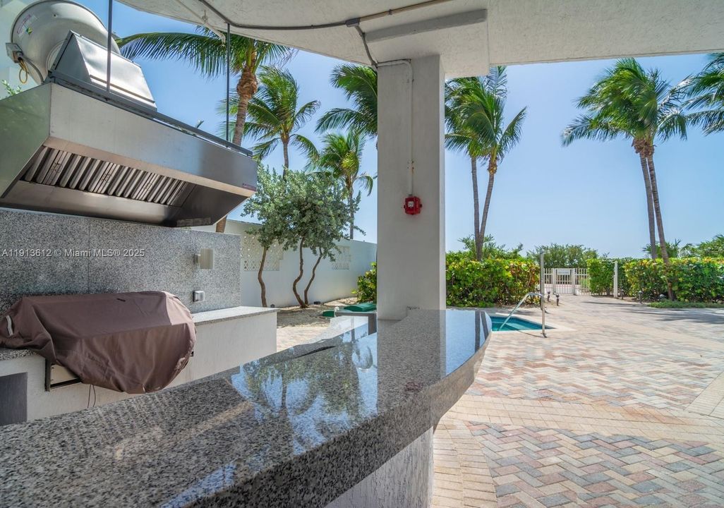 For Sale: $825,000 (1 beds, 1 baths, 818 Square Feet)