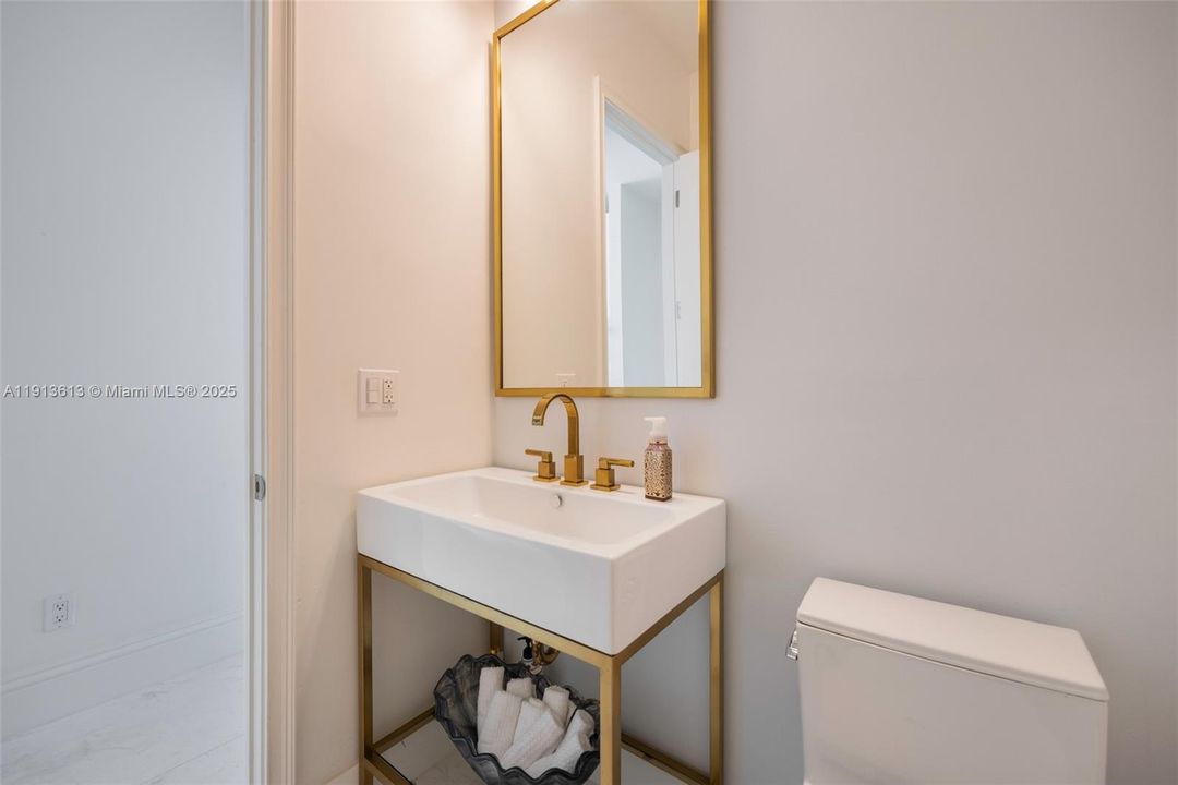 1/2 bathroom (visitors) 1st floor