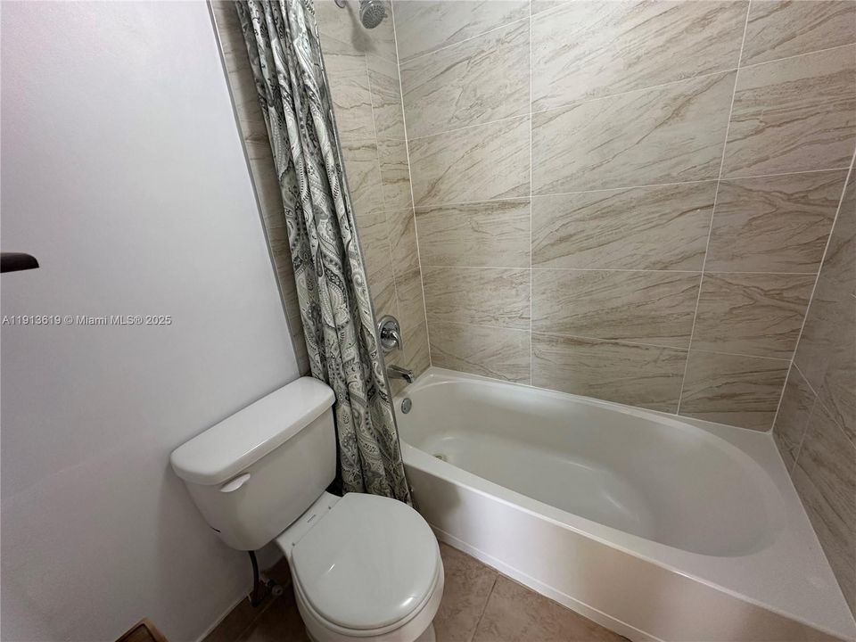 Activo con contrato: $2,000 (3 camas, 2 baños, 1195 Pies cuadrados)