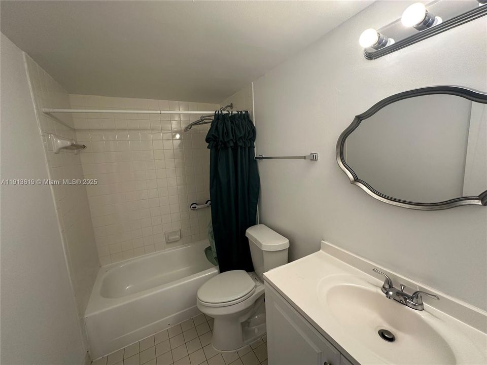 Activo con contrato: $2,000 (3 camas, 2 baños, 1195 Pies cuadrados)