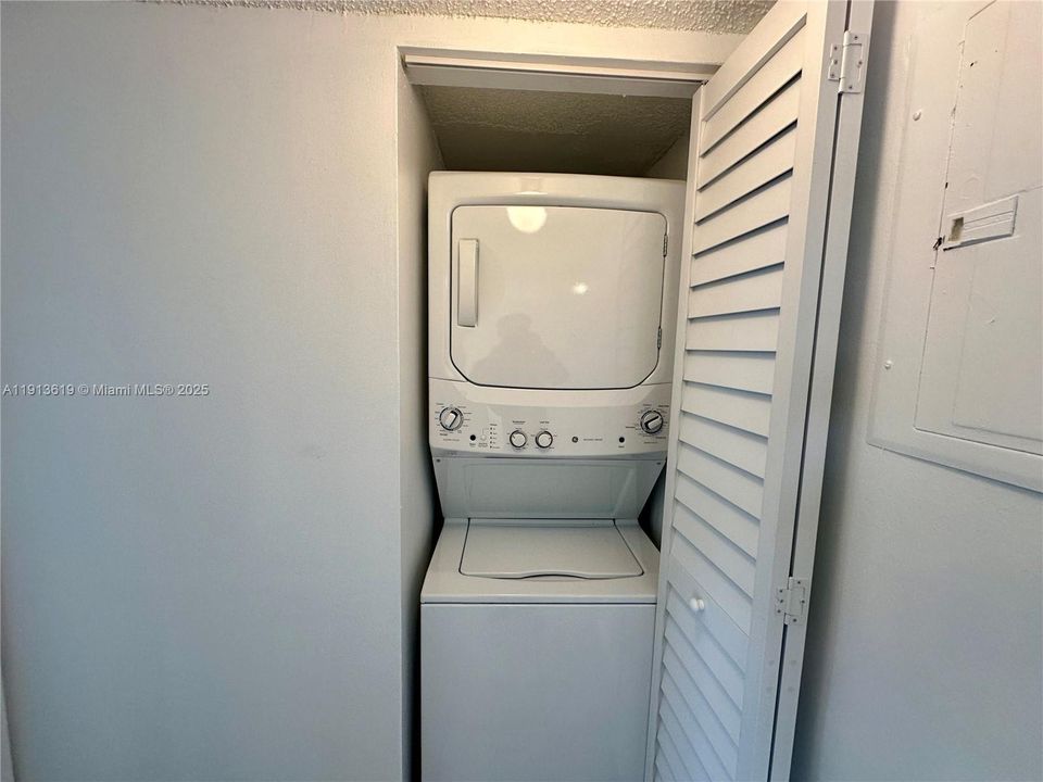 Activo con contrato: $2,000 (3 camas, 2 baños, 1195 Pies cuadrados)