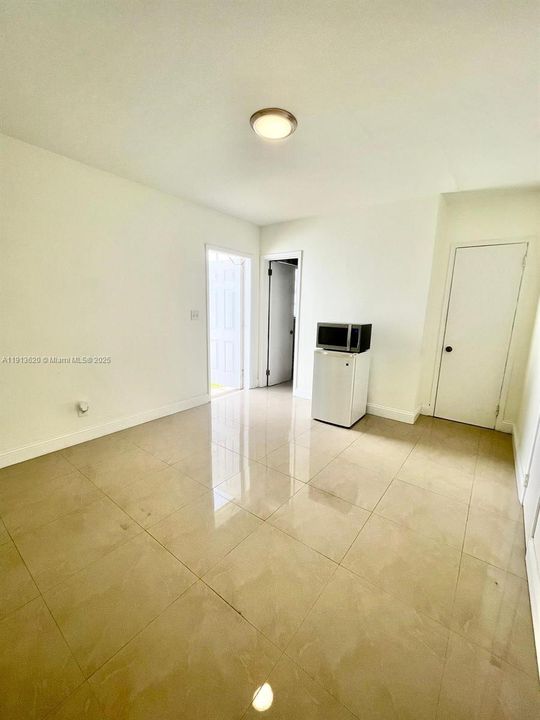 Active With Contract: $1,095 (0 beds, 1 baths, 0 Square Feet)