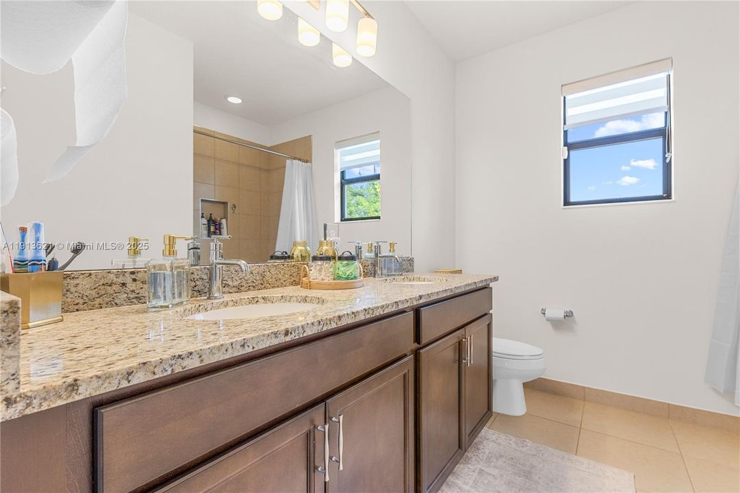 待售: $850,000 (6 贝兹, 4 浴室, 2960 平方英尺)