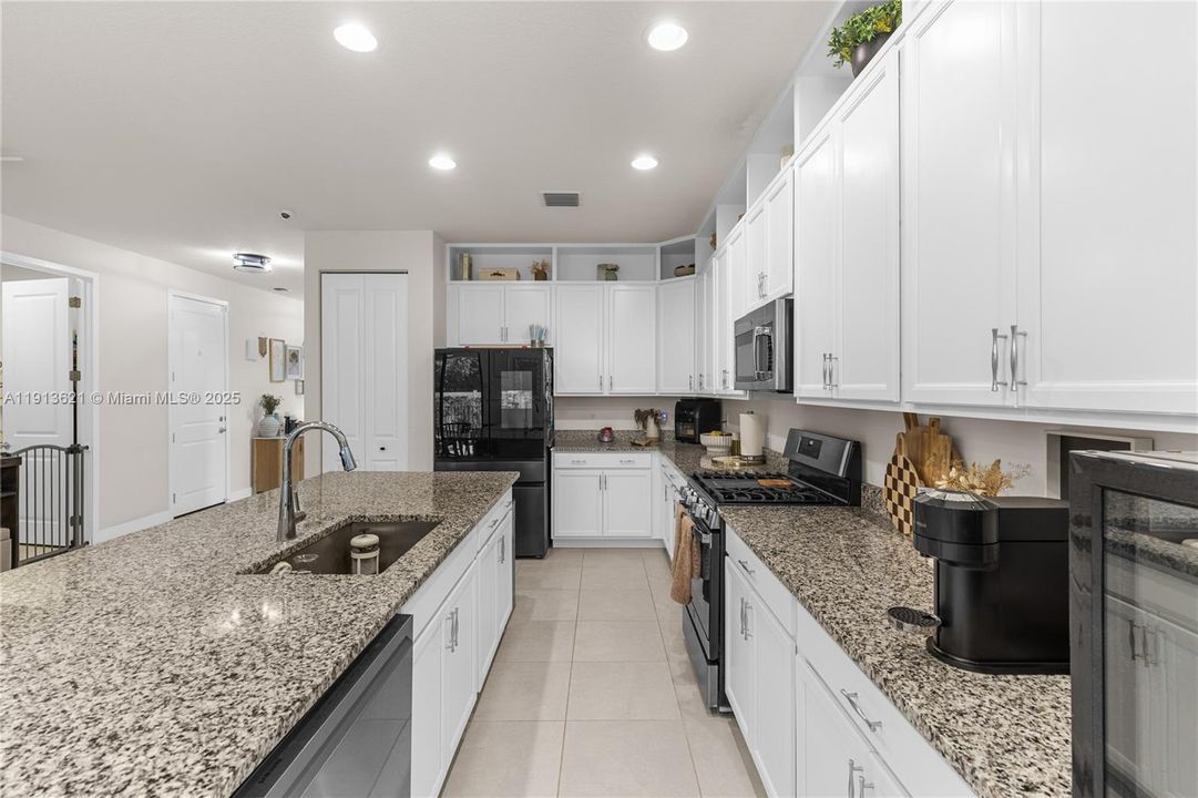 待售: $850,000 (6 贝兹, 4 浴室, 2960 平方英尺)