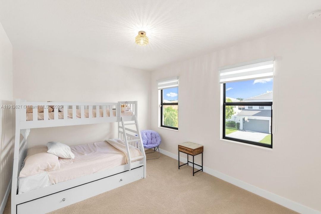 待售: $850,000 (6 贝兹, 4 浴室, 2960 平方英尺)