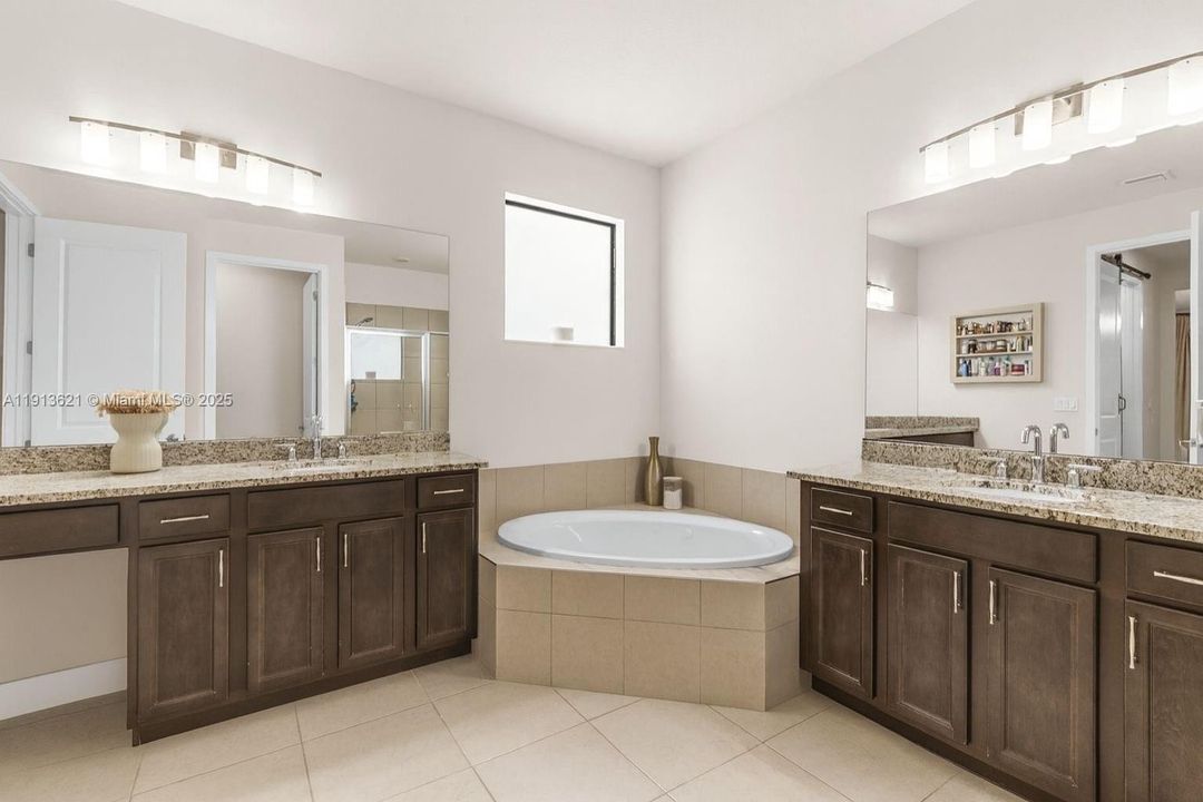 待售: $850,000 (6 贝兹, 4 浴室, 2960 平方英尺)