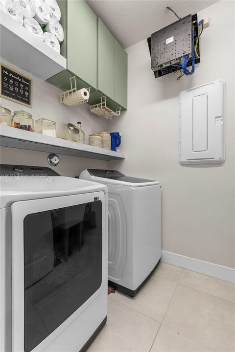 待售: $850,000 (6 贝兹, 4 浴室, 2960 平方英尺)