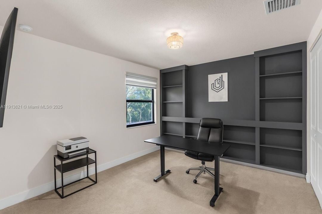 待售: $850,000 (6 贝兹, 4 浴室, 2960 平方英尺)