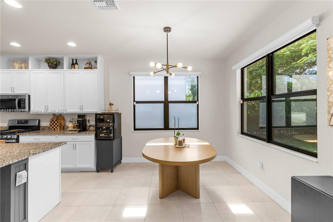 待售: $850,000 (6 贝兹, 4 浴室, 2960 平方英尺)